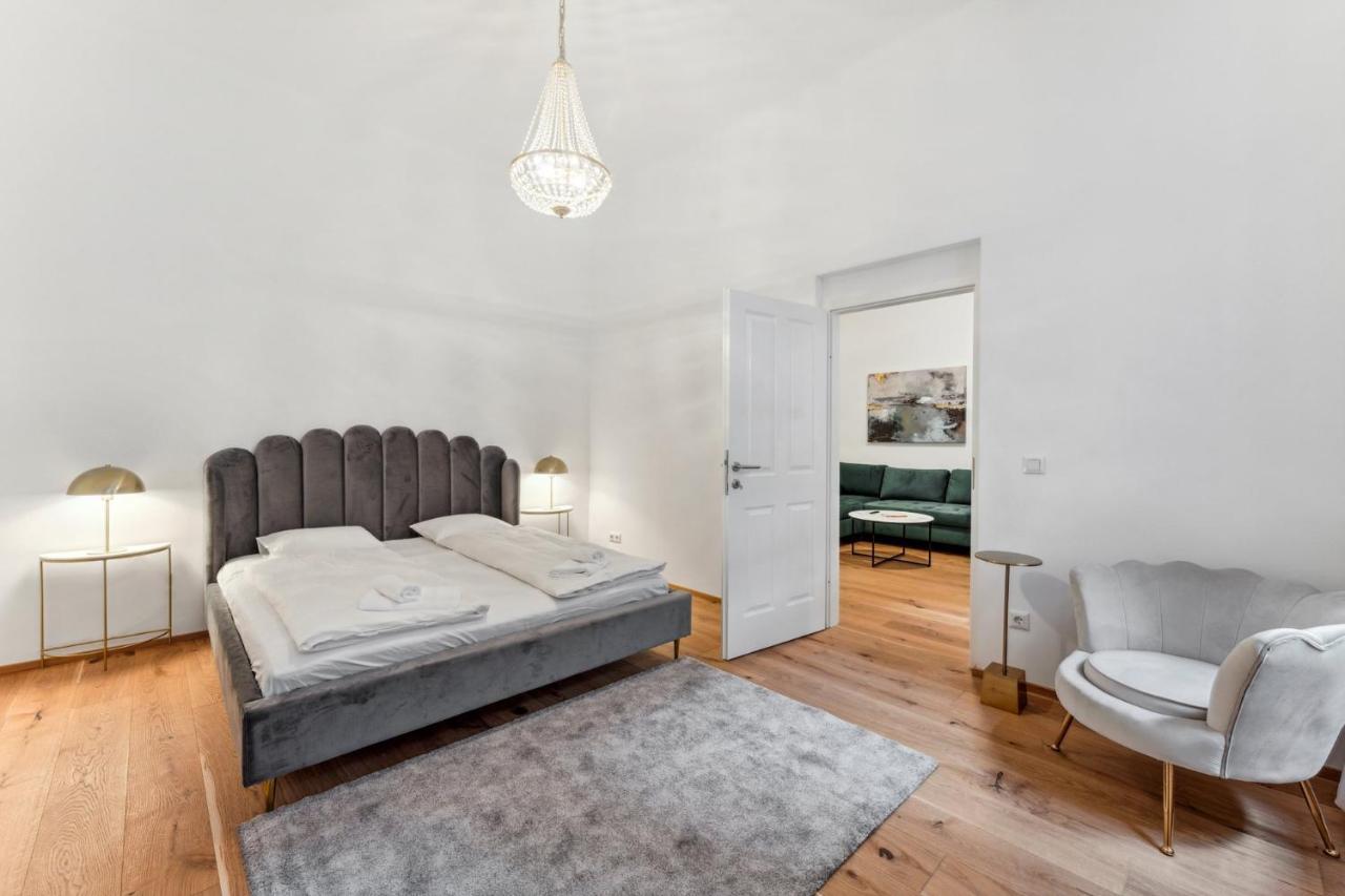 Center Designer Modern